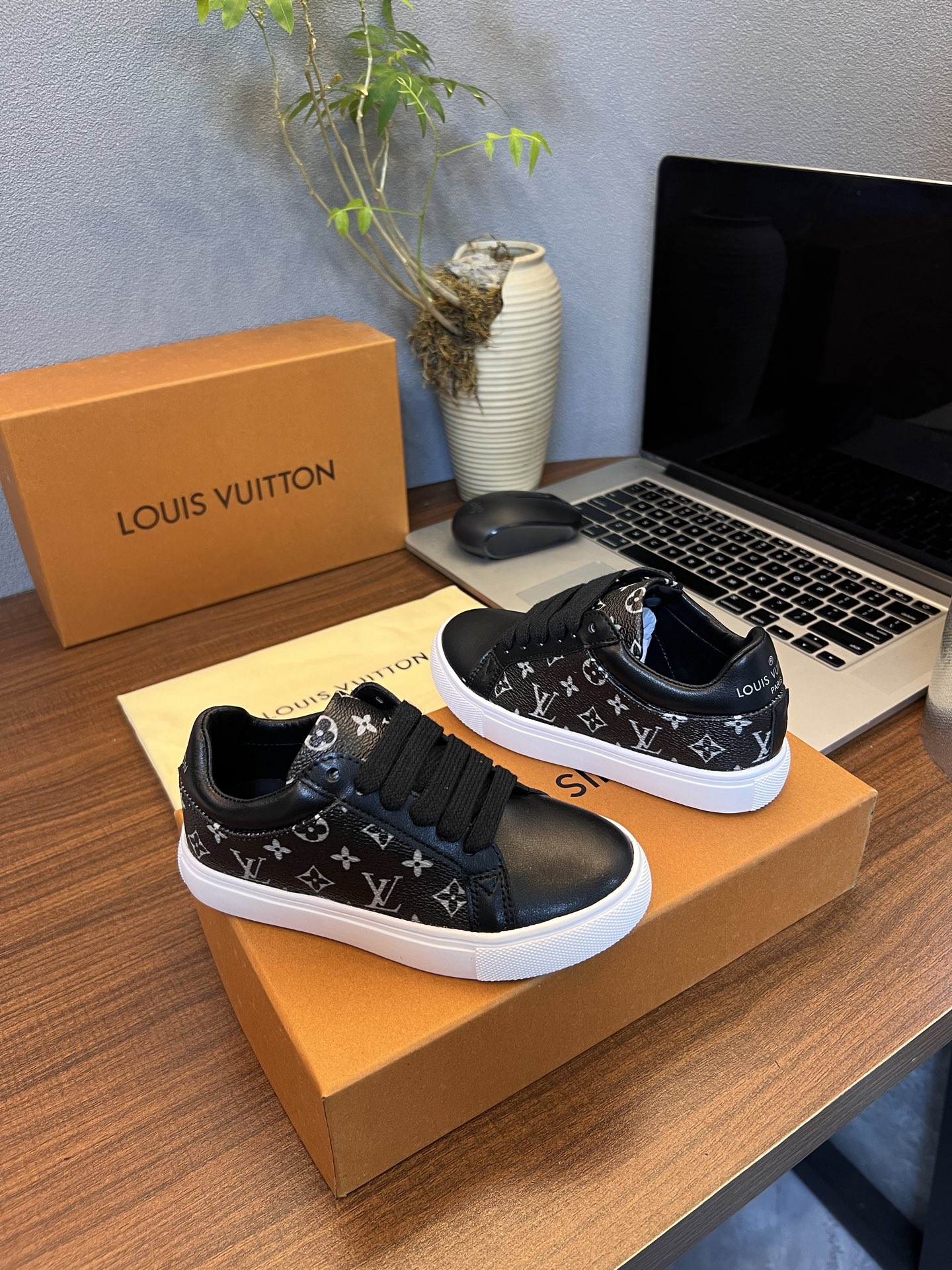 Children's shoes child
